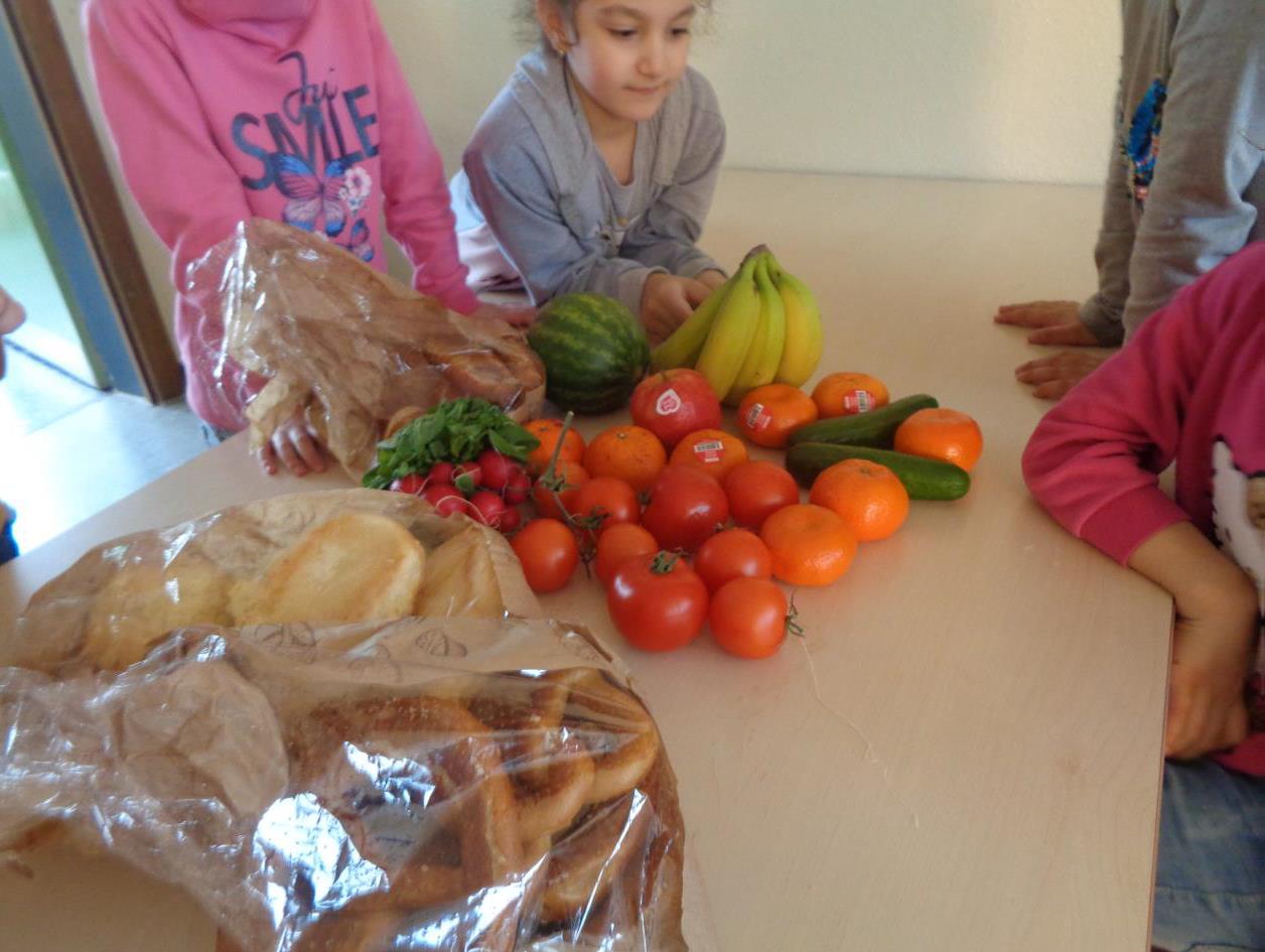 Kinder schauen auf Obst