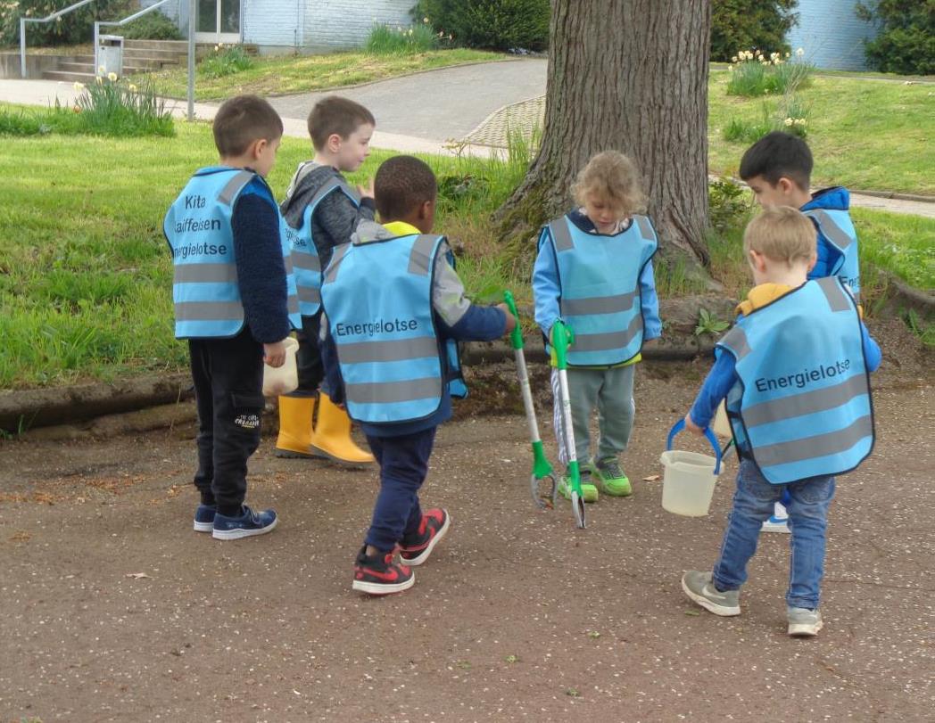 Kinder sammeln Müll auf