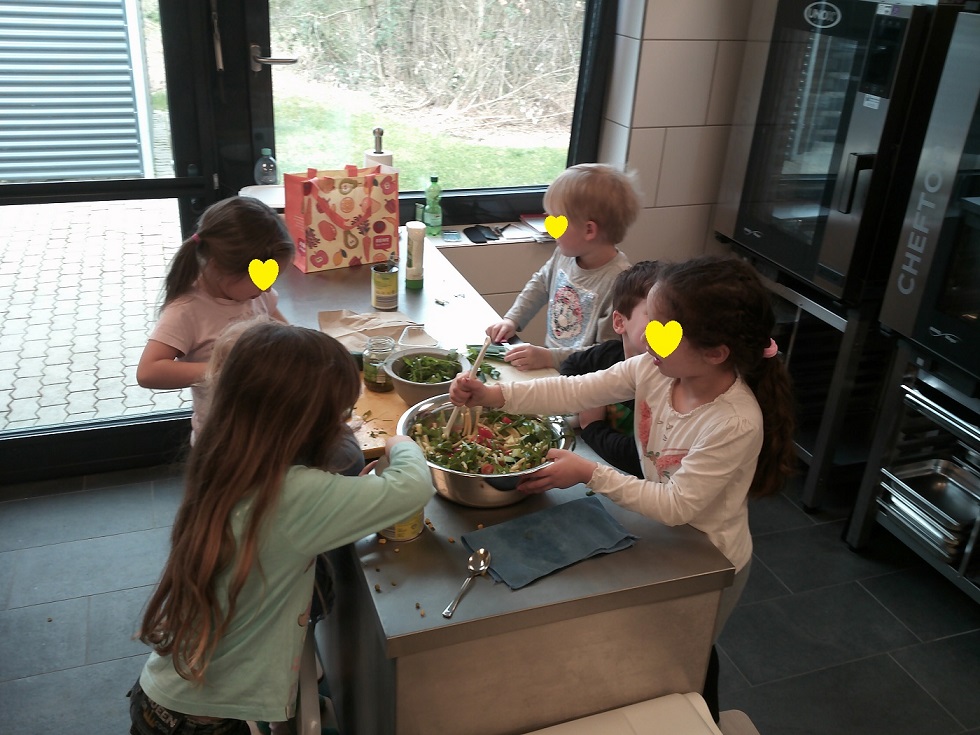 Kinder beim gemeinsamen Kochen