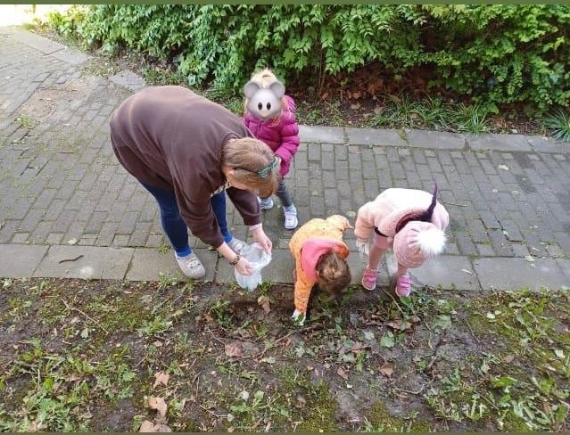 Kinder sammeln Müll