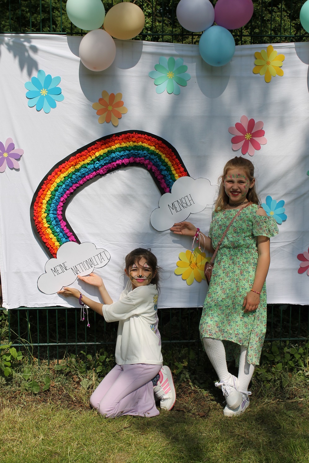 Kinder vor einem Plakat mit der Aufschrift 