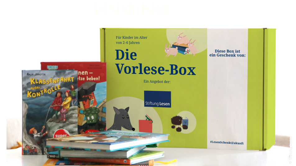 Blick auf einen Tisch mit Büchern und auf die Vorlese-Box