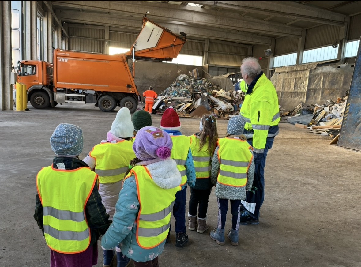 Kinder beim Besuch eines Abfallwirtschaftszentrums