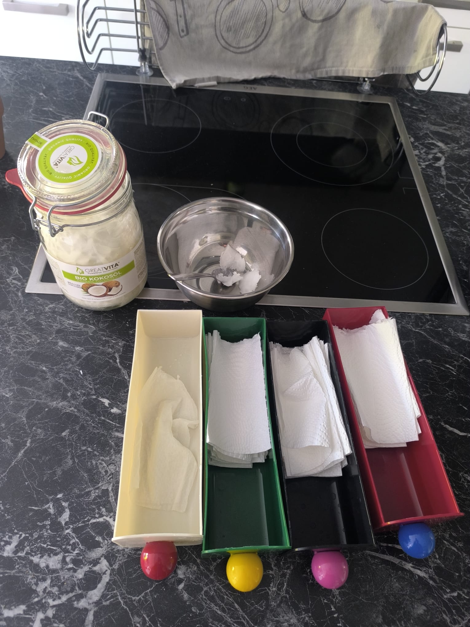 Die einzelnen Bestandteile für selbstgemachte Feuchttücher - Küchenrolle, Wasser und Kokosöl