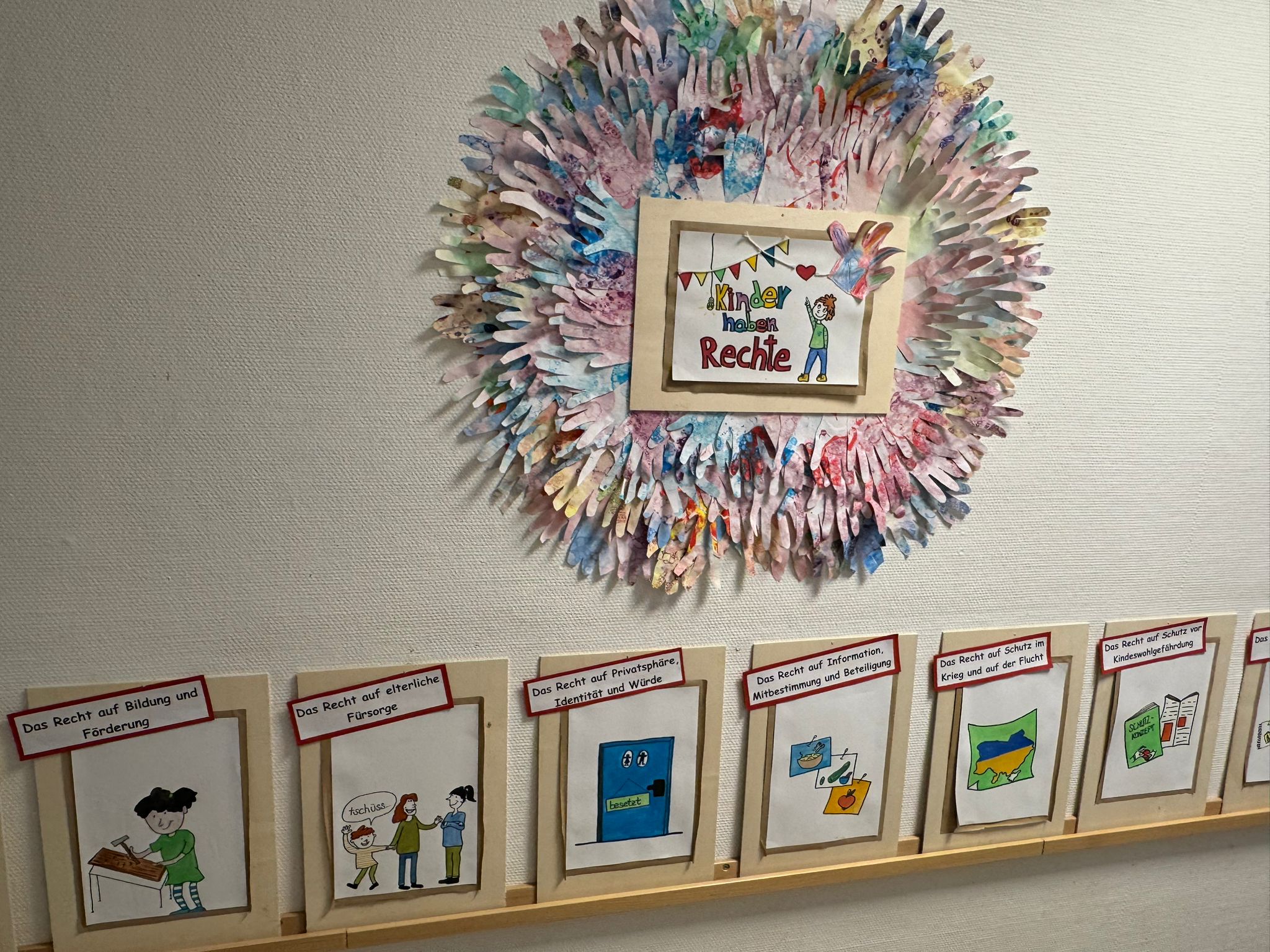 Verschiedene Kinderrechte sind an der Wand aufgehängt.