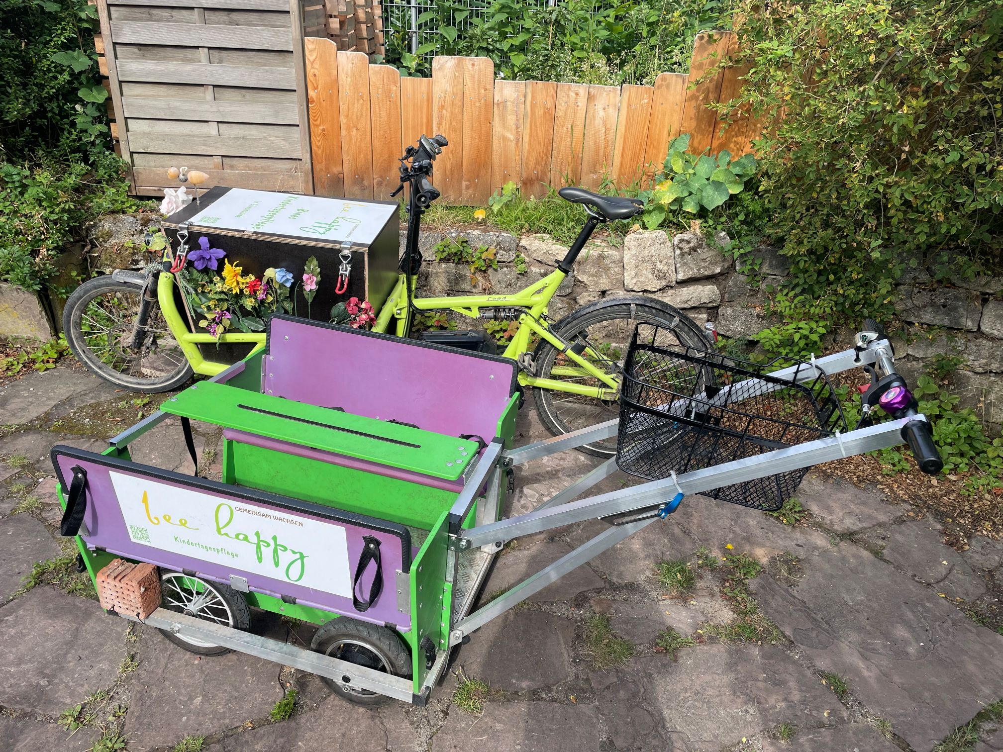 Ein Krippenwagen und ein Lastenrad