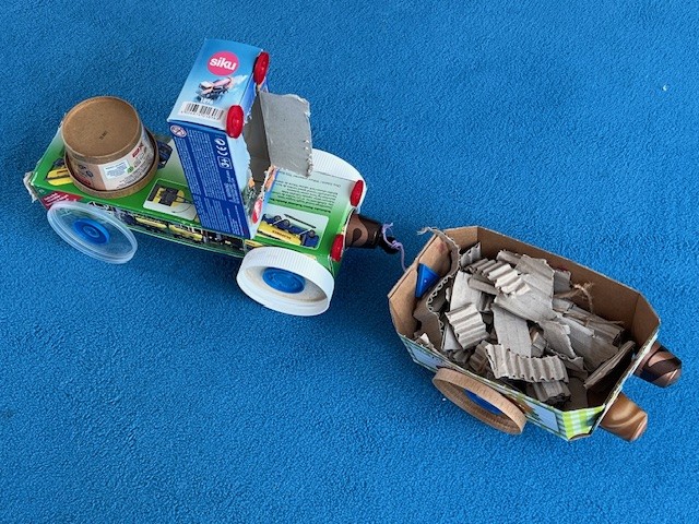 Eine Lok aus Verpackungsmaterialien.
