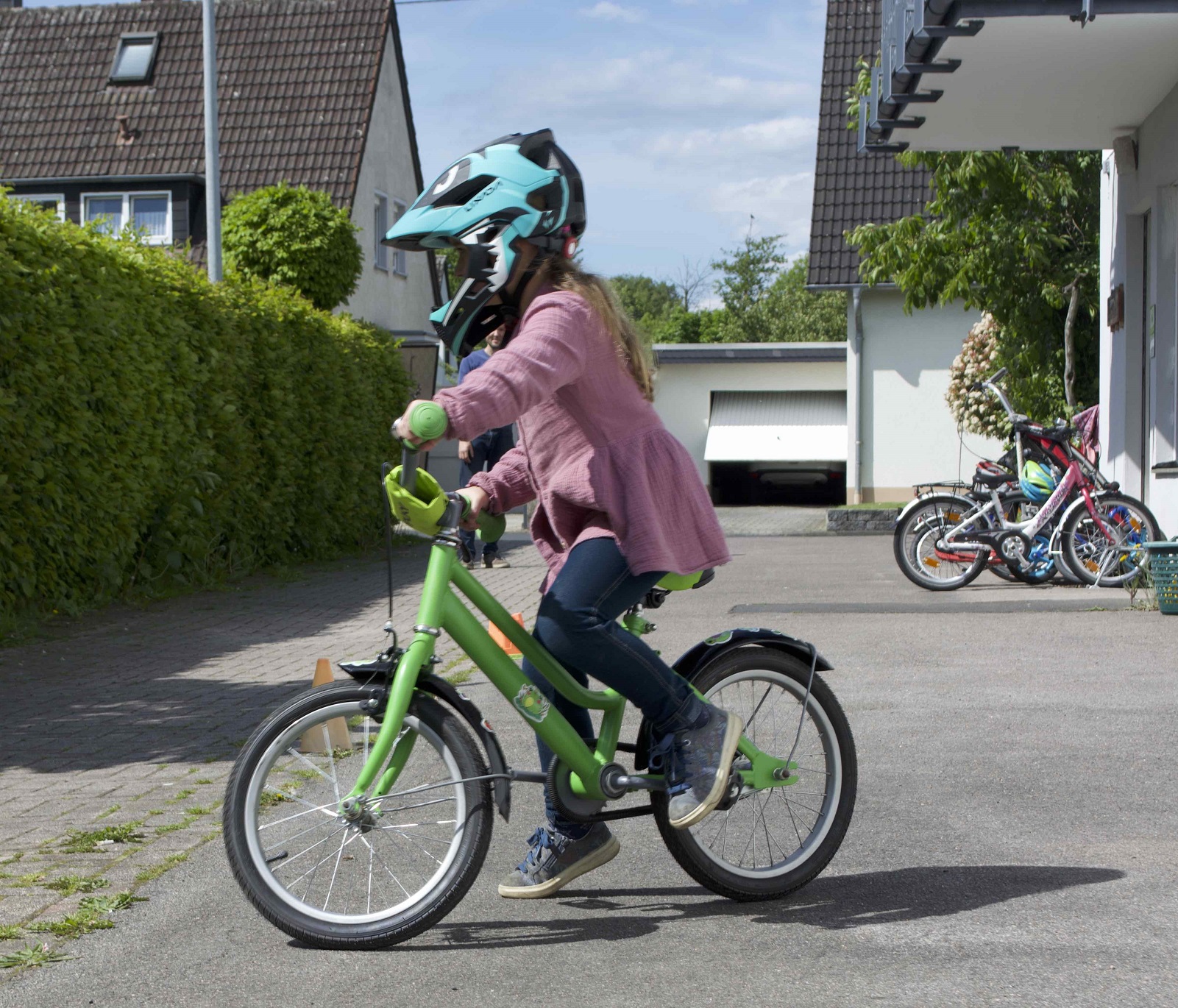 Kind fährt auf einem Fahrrad
