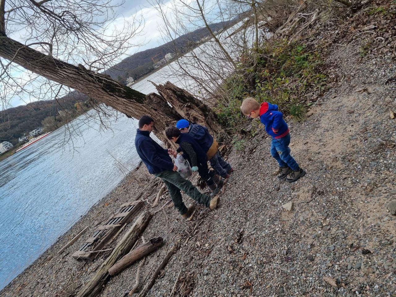 Kinder sammeln Müll am Fluss