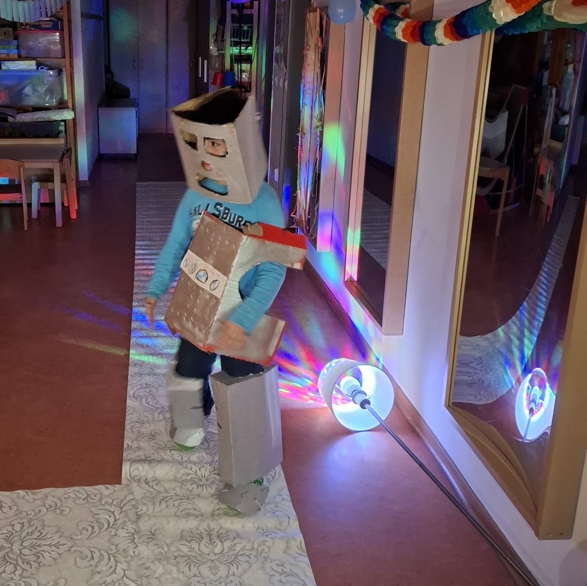 Ein Kind für sein Upcycling-Outfit vor bei der Modenschau