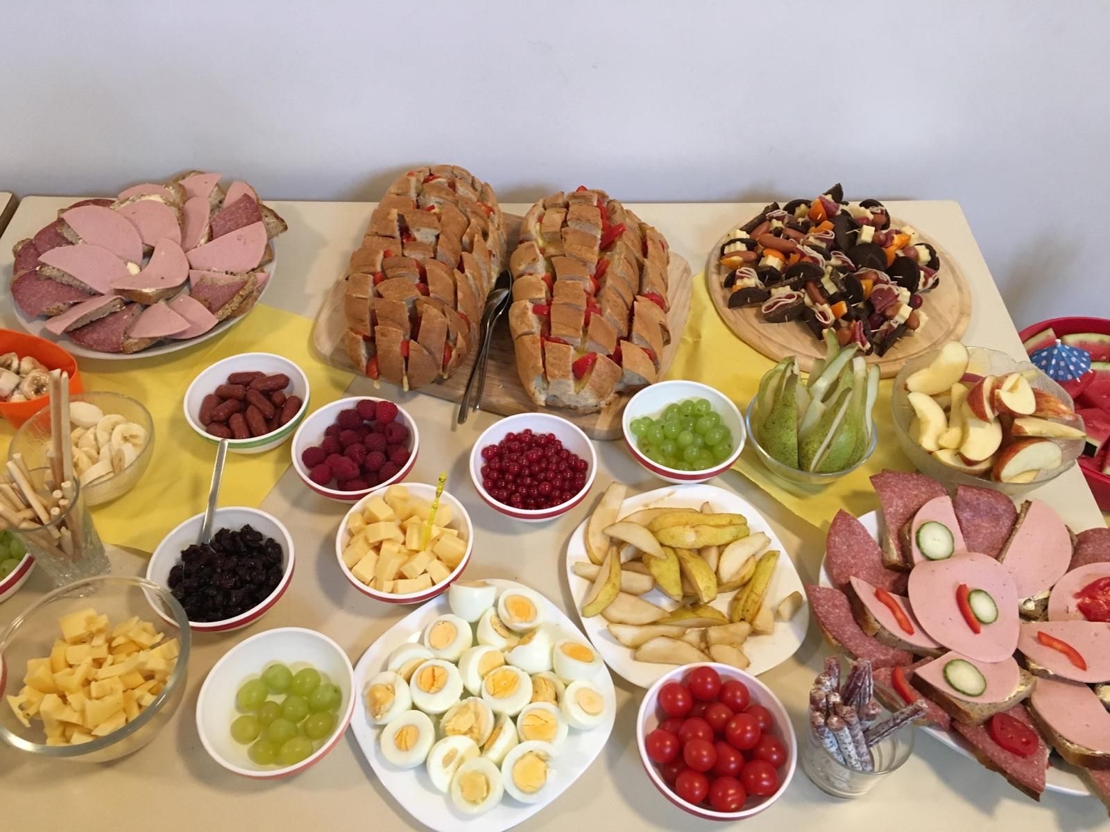 Das Buffet auf dem Tisch mit Obst, Eiern, Broten.