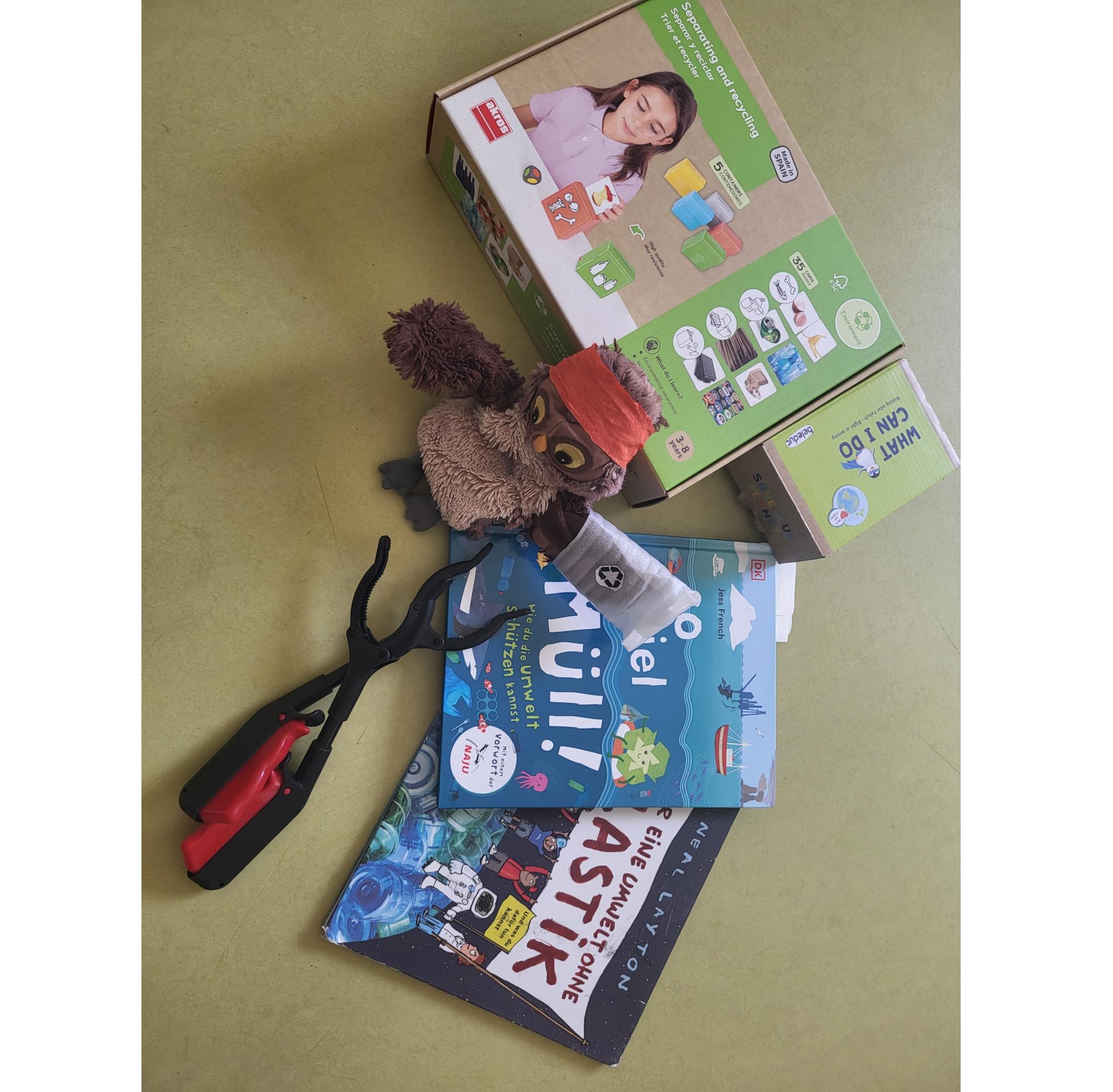 Eine Materialsammlung zum Thema Plastik, zum Beispiel Bücher.
