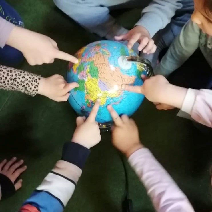 Mehrere Kleinkinder zeigen